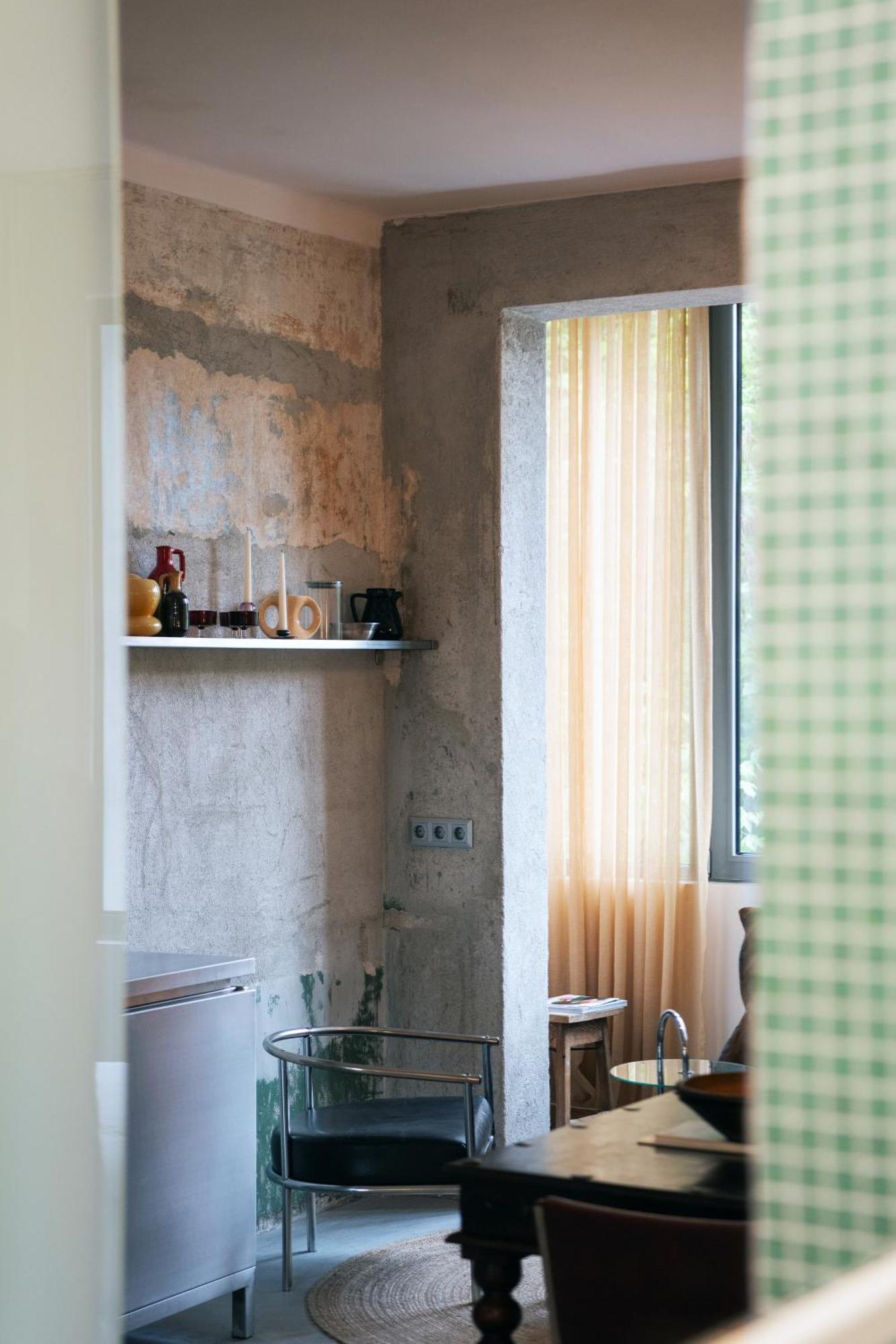 Dazzling Minimalist One Bedroom *