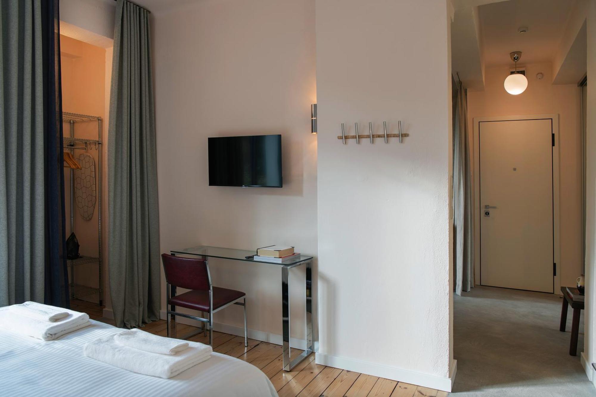 Dazzling Minimalist One Bedroom
