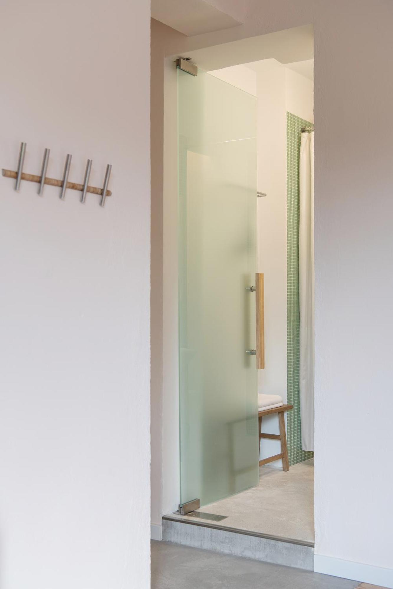 Dazzling Minimalist One Bedroom Apartament
