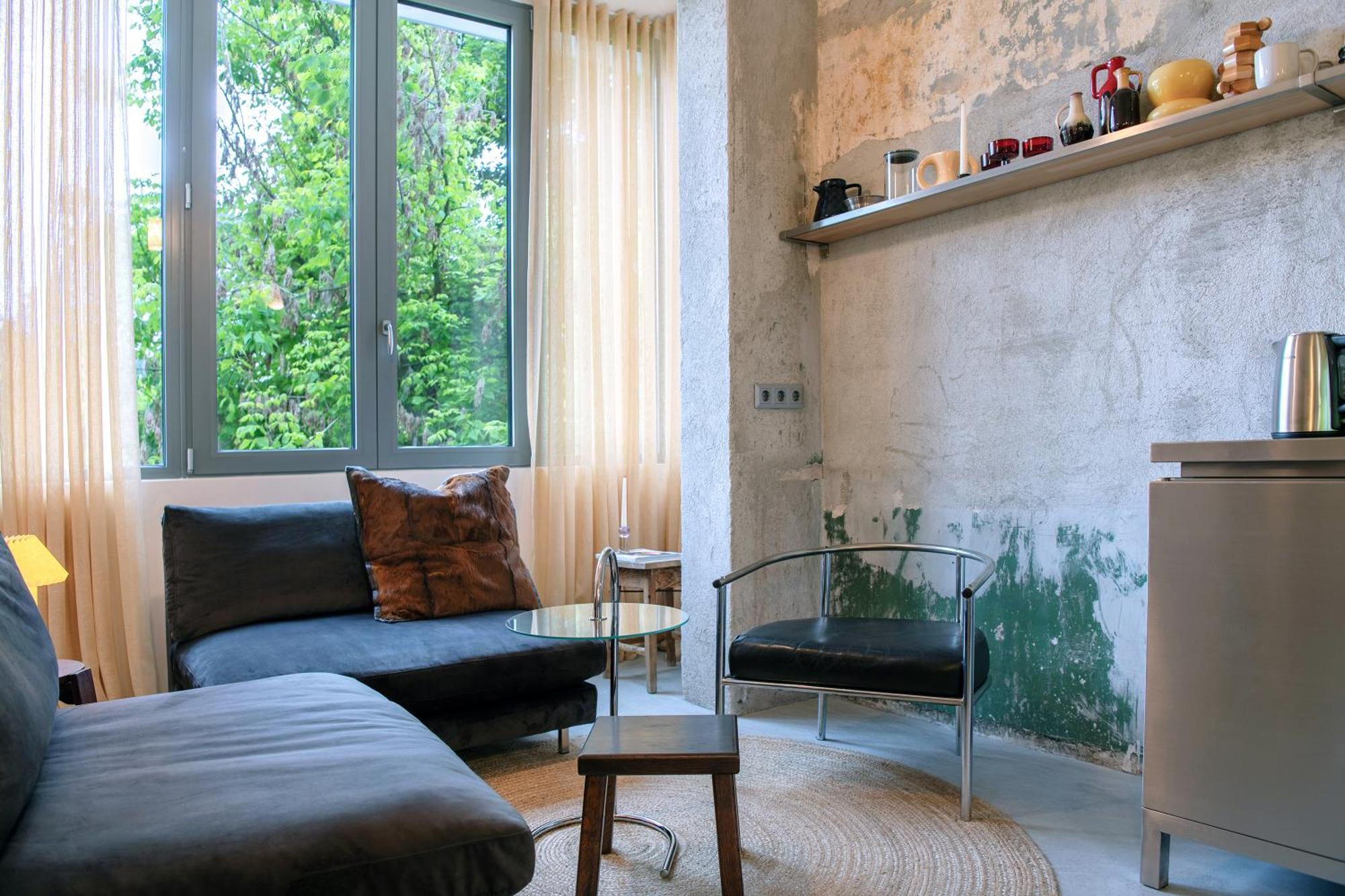 Dazzling Minimalist One Bedroom Apartment *